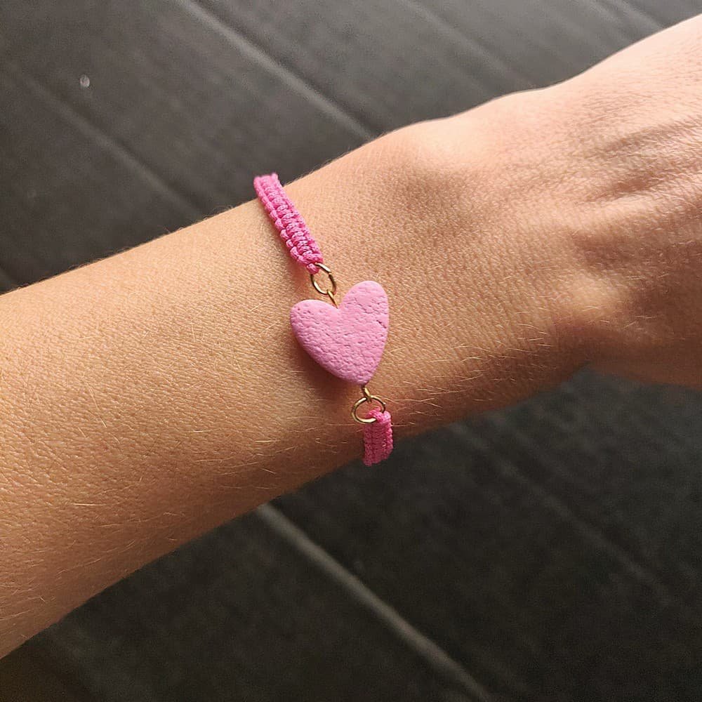 Μακραμέ βραχιόλι ροζ καρδιά (ροζ σκούρο)