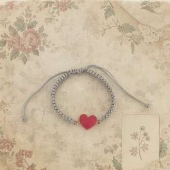 Μακραμέ Γκρι Βραχιόλι με Κόκκινη Καρδιά