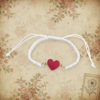 Μακραμέ Λευκό Βραχιόλι με Κόκκινη Καρδιά