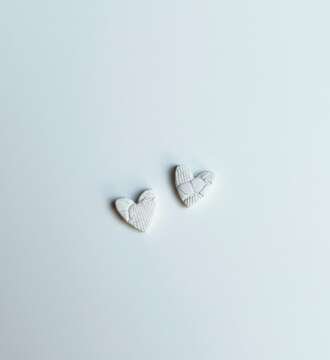 Σκουλαρίκια Pure White Τextured Hearts